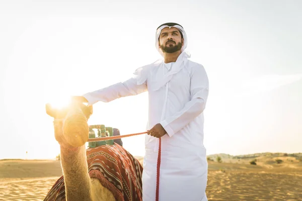 Bonito Homem Oriente Médio Com Kandura Gatra Montando Camelo Deserto — Fotografia de Stock