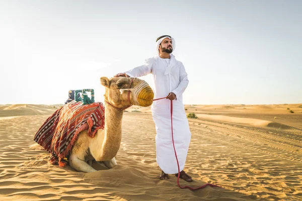 Красивый Ближневосточный Мужчина Кандурой Гатрой Верблюде Пустыне — стоковое фото