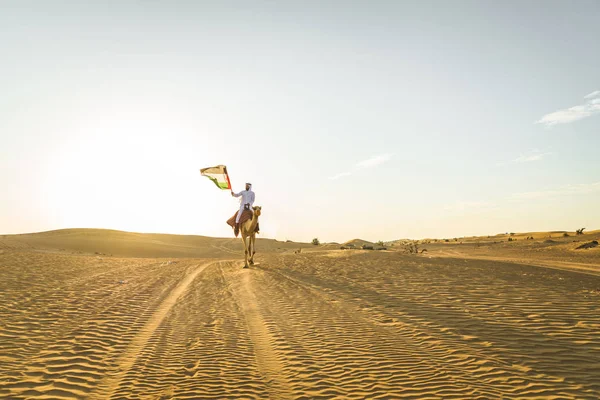 Guapo Hombre Oriente Medio Con Kandura Gatra Cabalgando Camello Desierto — Foto de Stock