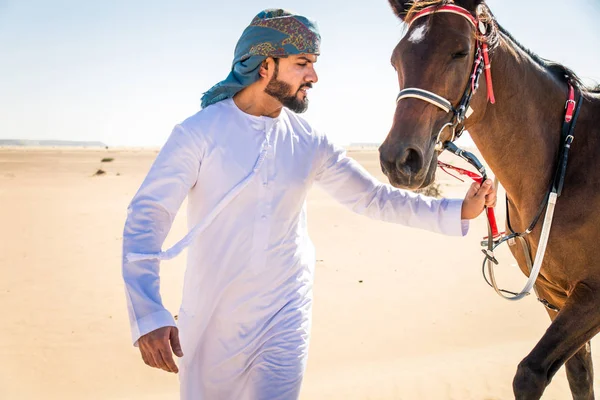 Hombre Guapo Oriente Medio Con Típico Vestido Emiratos Montando Caballo — Foto de Stock