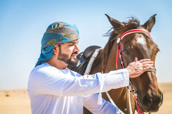 Moyen Orient Bel Homme Avec Robe Émirats Typiques Chevauchant Cheval — Photo