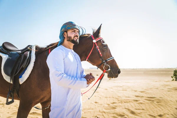 Moyen Orient Bel Homme Avec Robe Émirats Typiques Chevauchant Cheval — Photo