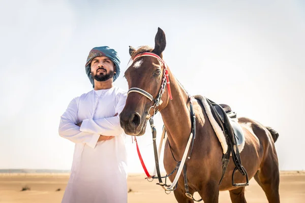 Medio Oriente Bell Uomo Con Tipico Vestito Emirati Cavalcando Cavallo — Foto Stock