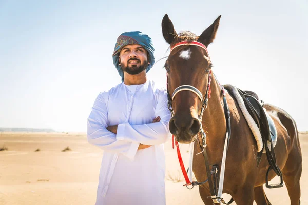 Bonito Homem Oriente Médio Com Vestido Típico Emirados Montando Cavalo — Fotografia de Stock