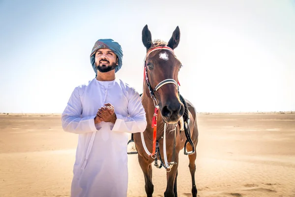 Yakışıklı Adamla Orta Doğu Dubai Çölünde Arapça Bir Binicilik Tipik — Stok fotoğraf