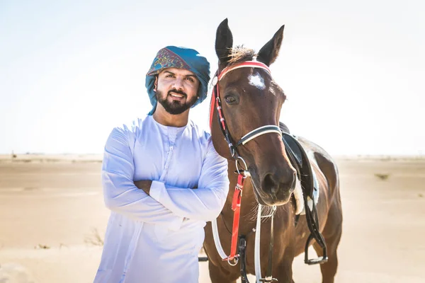 Medio Oriente Bell Uomo Con Tipico Vestito Emirati Cavalcando Cavallo — Foto Stock