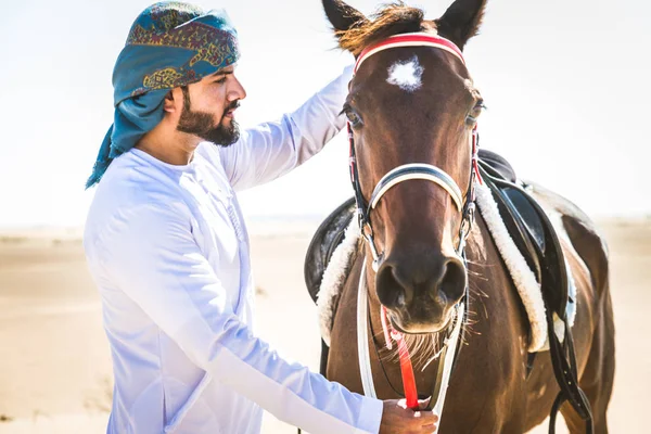 Moyen Orient Bel Homme Avec Robe Émirats Typiques Chevauchant Cheval — Photo