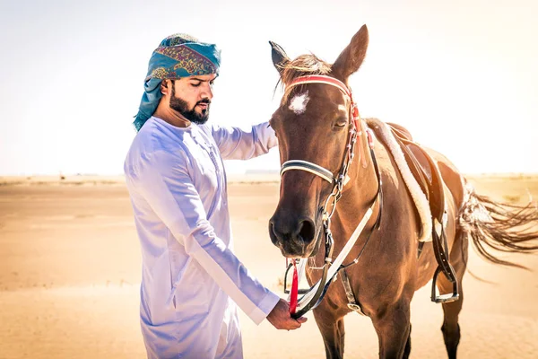 Moyen Orient Bel Homme Avec Robe Émirats Typiques Chevauchant Cheval — Photo