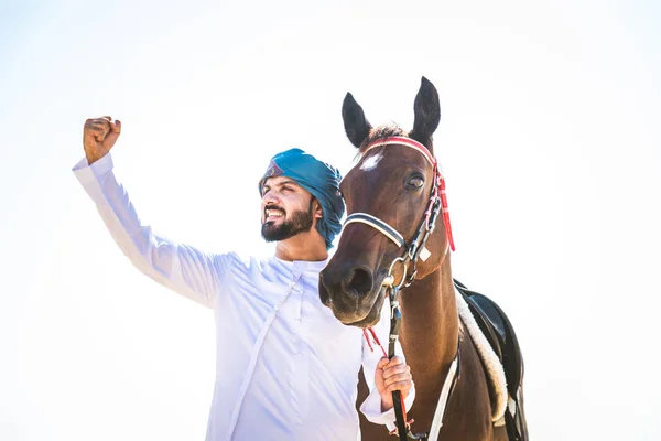 Yakışıklı Adamla Orta Doğu Dubai Çölünde Arapça Bir Binicilik Tipik — Stok fotoğraf