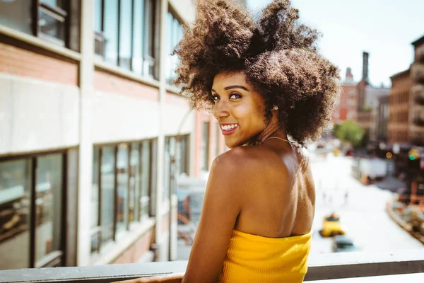 Gelukkig Afro Amerikaanse Vrouw Die Lacht Mooie Jonge Vrouw Lopen — Stockfoto