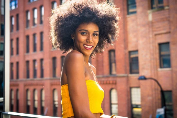 Feliz Mujer Afroamericana Sonriendo Hermosa Joven Mujer Caminando Divirtiéndose Ciudad — Foto de Stock