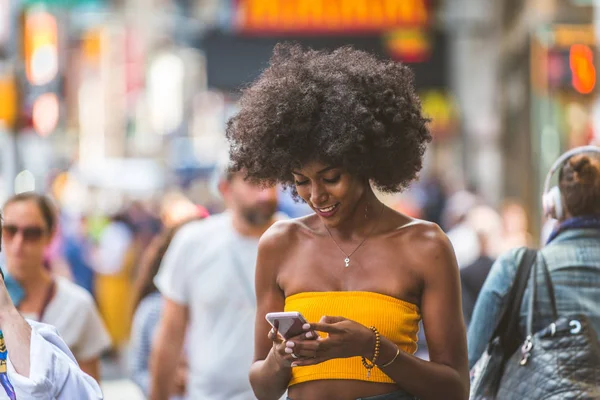 Счастливая Американка Африки Улыбается Молодая Женщина Гуляла Развлекалась Нью Йорке — стоковое фото
