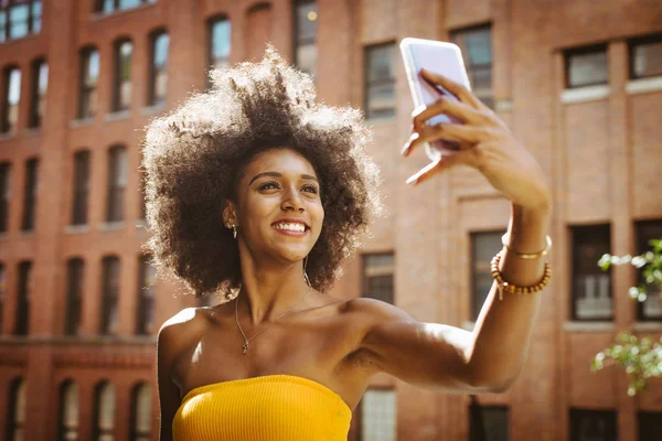 幸せなアフリカ系アメリカ人の女性は笑みを浮かべてします 美しい若い女性歩行とニューヨーク市で楽しんで — ストック写真