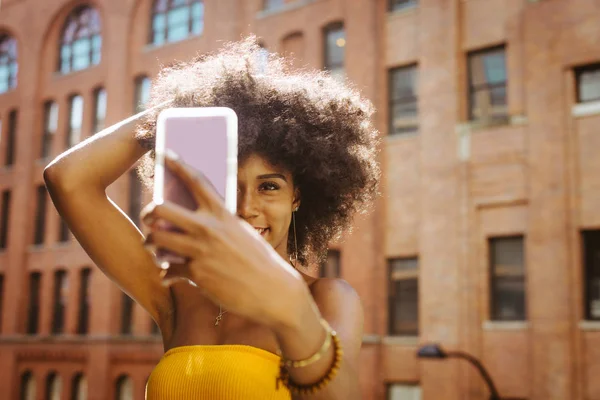 Happy Africká Americká Žena Úsměvem Krásná Mladá Žena Chůzi Baví — Stock fotografie