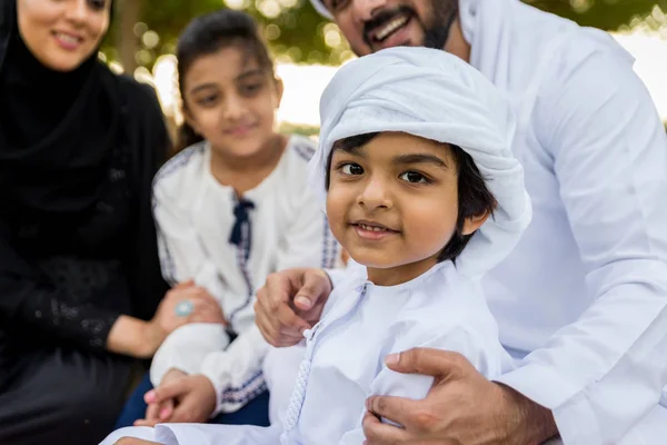 Dubai Ebeveynler Çocuklar Hafta Sonu Doğada Kutluyor Bir Parkta Eğleniyor Stok Fotoğraf