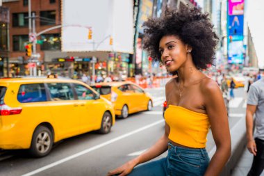 Gülümseyerek mutlu bir Afrikalı-Amerikalı kadın. Yürüyüş ve New York'ta eğleniyor güzel genç kadın