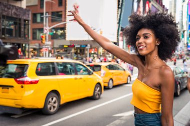 Gülümseyerek mutlu bir Afrikalı-Amerikalı kadın. Yürüyüş ve New York'ta eğleniyor güzel genç kadın