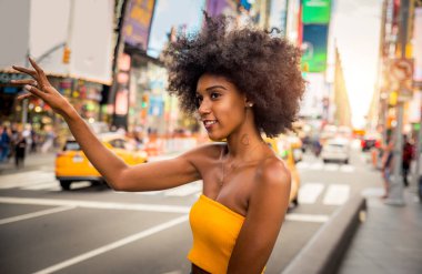 Gülümseyerek mutlu bir Afrikalı-Amerikalı kadın. Yürüyüş ve New York'ta eğleniyor güzel genç kadın