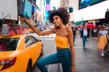 Gülümseyerek mutlu bir Afrikalı-Amerikalı kadın. Yürüyüş ve New York'ta eğleniyor güzel genç kadın