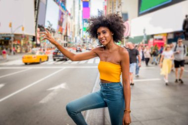 Gülümseyerek mutlu bir Afrikalı-Amerikalı kadın. Yürüyüş ve New York'ta eğleniyor güzel genç kadın