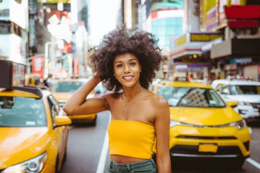 Gülümseyerek mutlu bir Afrikalı-Amerikalı kadın. Yürüyüş ve New York'ta eğleniyor güzel genç kadın