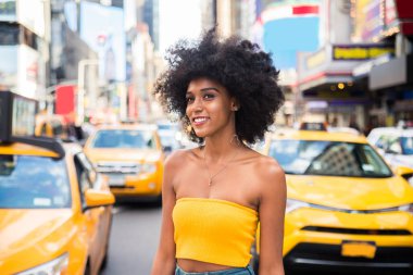 Gülümseyerek mutlu bir Afrikalı-Amerikalı kadın. Yürüyüş ve New York'ta eğleniyor güzel genç kadın