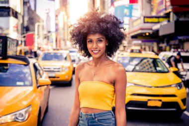 Gülümseyerek mutlu bir Afrikalı-Amerikalı kadın. Yürüyüş ve New York'ta eğleniyor güzel genç kadın