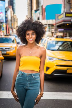 Gülümseyerek mutlu bir Afrikalı-Amerikalı kadın. Yürüyüş ve New York'ta eğleniyor güzel genç kadın