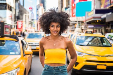 Gülümseyerek mutlu bir Afrikalı-Amerikalı kadın. Yürüyüş ve New York'ta eğleniyor güzel genç kadın