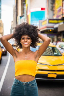 Gülümseyerek mutlu bir Afrikalı-Amerikalı kadın. Yürüyüş ve New York'ta eğleniyor güzel genç kadın
