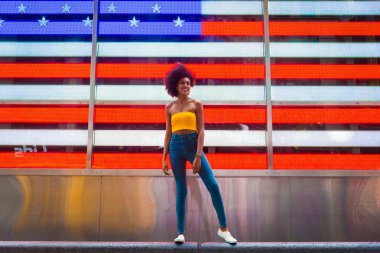 Gülümseyerek mutlu bir Afrikalı-Amerikalı kadın. Yürüyüş ve New York'ta eğleniyor güzel genç kadın
