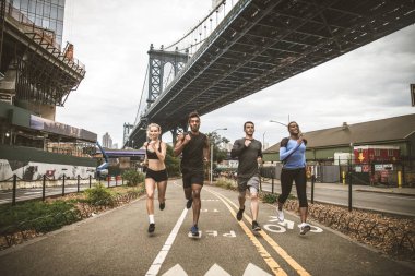 Çok etnik gruptan oluşan grup koşucu açık havada - sportif insanlar spor ve sağlıklı yaşam hakkında kavramları Manhattan, sokakta çalışan eğitim