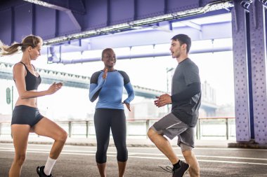 Çok etnik gruptan oluşan grup koşucu açık havada - sportif insanlar spor ve sağlıklı yaşam hakkında kavramları Manhattan, sokakta çalışan eğitim