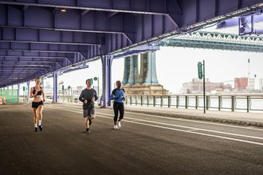 Çok etnik gruptan oluşan grup koşucu açık havada - sportif insanlar spor ve sağlıklı yaşam hakkında kavramları Manhattan, sokakta çalışan eğitim