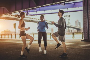 Çok etnik gruptan oluşan grup koşucu açık havada - sportif insanlar spor ve sağlıklı yaşam hakkında kavramları Manhattan, sokakta çalışan eğitim