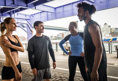 Çok etnik gruptan oluşan grup koşucu açık havada - sportif insanlar spor ve sağlıklı yaşam hakkında kavramları Manhattan, sokakta çalışan eğitim
