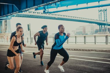 Çok etnik gruptan oluşan grup koşucu açık havada - sportif insanlar spor ve sağlıklı yaşam hakkında kavramları Manhattan, sokakta çalışan eğitim