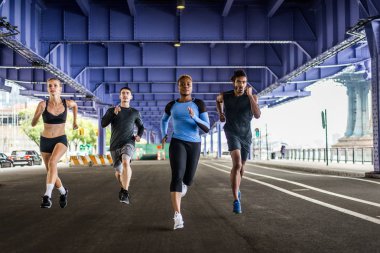 Çok etnik gruptan oluşan grup koşucu açık havada - sportif insanlar spor ve sağlıklı yaşam hakkında kavramları Manhattan, sokakta çalışan eğitim