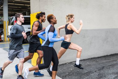Çok etnik gruptan oluşan grup koşucu açık havada - sportif insanlar spor ve sağlıklı yaşam hakkında kavramları Manhattan, sokakta çalışan eğitim