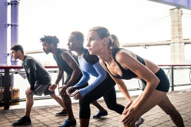Çok etnik gruptan oluşan grup koşucu açık havada - sportif insanlar spor ve sağlıklı yaşam hakkında kavramları Manhattan, sokakta çalışan eğitim