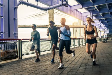 Çok etnik gruptan oluşan grup koşucu açık havada - sportif insanlar spor ve sağlıklı yaşam hakkında kavramları Manhattan, sokakta çalışan eğitim