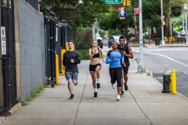 Çok etnik gruptan oluşan grup koşucu açık havada - sportif insanlar spor ve sağlıklı yaşam hakkında kavramları Manhattan, sokakta çalışan eğitim