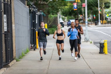 Çok etnik gruptan oluşan grup koşucu açık havada - sportif insanlar spor ve sağlıklı yaşam hakkında kavramları Manhattan, sokakta çalışan eğitim