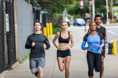 Çok etnik gruptan oluşan grup koşucu açık havada - sportif insanlar spor ve sağlıklı yaşam hakkında kavramları Manhattan, sokakta çalışan eğitim