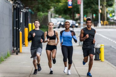 Çok etnik gruptan oluşan grup koşucu açık havada - sportif insanlar spor ve sağlıklı yaşam hakkında kavramları Manhattan, sokakta çalışan eğitim