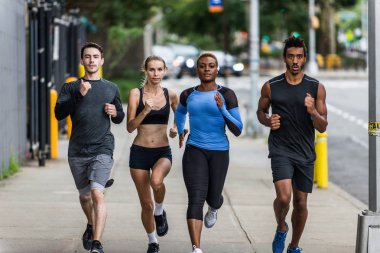 Çok etnik gruptan oluşan grup koşucu açık havada - sportif insanlar spor ve sağlıklı yaşam hakkında kavramları Manhattan, sokakta çalışan eğitim