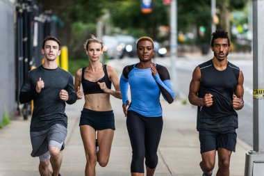 Çok etnik gruptan oluşan grup koşucu açık havada - sportif insanlar spor ve sağlıklı yaşam hakkında kavramları Manhattan, sokakta çalışan eğitim