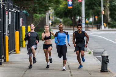 Çok etnik gruptan oluşan grup koşucu açık havada - sportif insanlar spor ve sağlıklı yaşam hakkında kavramları Manhattan, sokakta çalışan eğitim