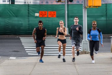 Çok etnik gruptan oluşan grup koşucu açık havada - sportif insanlar spor ve sağlıklı yaşam hakkında kavramları Manhattan, sokakta çalışan eğitim