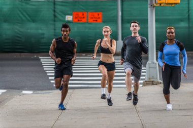 Çok etnik gruptan oluşan grup koşucu açık havada - sportif insanlar spor ve sağlıklı yaşam hakkında kavramları Manhattan, sokakta çalışan eğitim